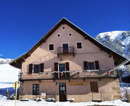 vue de la façade de la maison d`augustin à saint jean d`arves