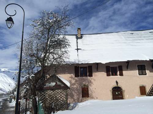 Façade est de la maison d`augustin à st jean d`arves