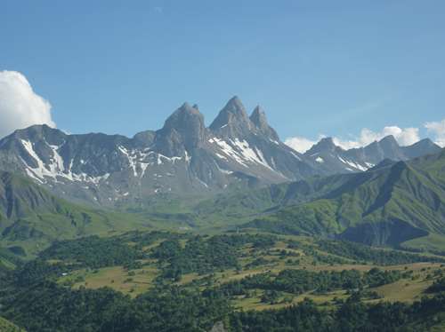 Vue sur les aiguilles d`arves l`été en vacances à la maison d`augustin de sja73