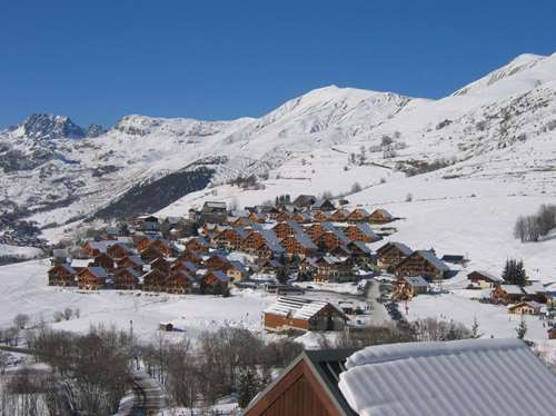 Vue sur le hameau touristique de la chal en partant de la maison d`augustin à sja73