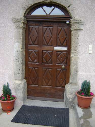 ancienne porte d`entrée de la demeure seigneuriale qu`est la maison d`augustin à saint jean d`arves