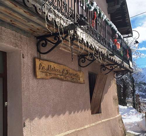 panneau la maison d`augustin et balon en fer forgé à saint jean d`arves les sybelles