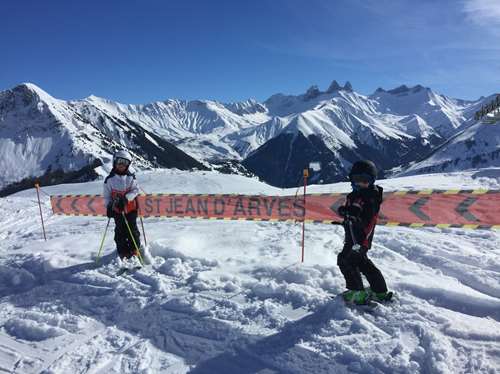 Pistes de ski à saint jean d`arves les sybelles avec les enfants de la maison d`augustin