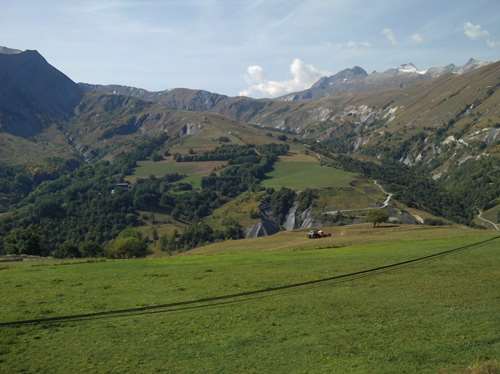 Vue de le maison d`augustin en été sur les pâturages de saint jean d`arves et le glacier de saint sorlin d`arves avec le pic de l`etendard