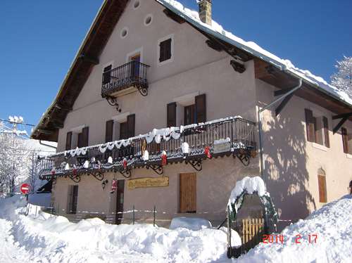 vue de la maison d`augustin à saint jean d`arves sous la neige