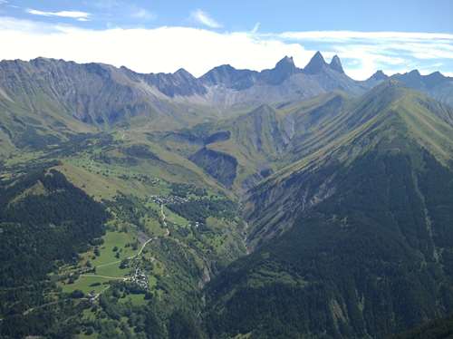 Vue été sur les aiguilles d`arves lors des vacances à la maison d`augustin à sja73