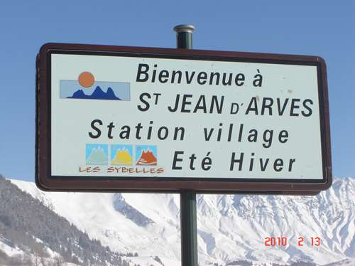 panneau de signalisation de saint jean d`arves avec la maison d`augustin